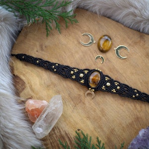 Gargantilla de macramé para mujer, collar gótico de ojo de tigre, collar de piedra natural, gargantilla de luna de latón negro, collar de macramé wicca