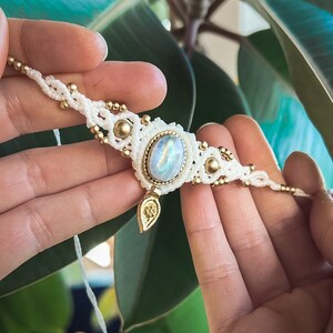 Girocollo macrame hippie, collana di pietra naturale Boho, lapislazzuli di pietra di luna Labradorite Choker collana boho in ottone dorato Collana personalizzata White moonstone