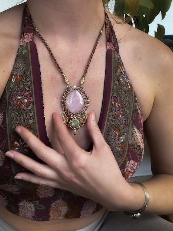Collier pendentif en macramé, pierres naturelles (quartz rose et préhnite) et nacre: collier bohème en cristal et lotus en laiton doré