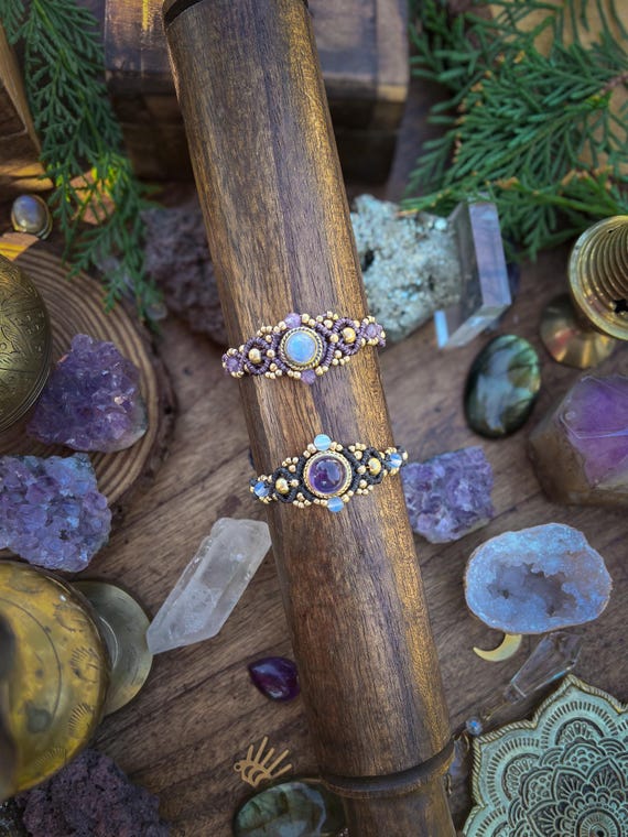 Bracelet en macramé et pierres naturelles (pierre de lune et améthyste) : bracelet de sorcière boho avec perles laiton doré, personnalisé