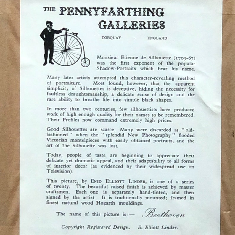 Puede incluir: Una ilustraci&oacute;n en blanco y negro de una persona montando una bicicleta de rueda alta. La imagen es de una impresi&oacute;n vintage sobre la historia de las siluetas. El texto dice "The Pennyfarthing Galleries, Torquay, England. Monsieur Etienne de Silhouette (1709-67) was the first exponent of the popular Shadow-Portraits which bear his name."