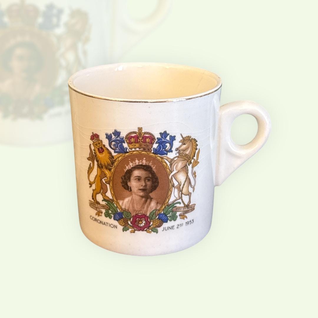 Scatola Portacenere Personalizzata Regina Elisabetta II - Omaggio Alla Sovrana Inglese Con Foto Del Saluto Reale, Idea Regalo Per Collezionisti Famiglia Reale