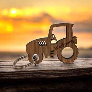 Sleutelhanger tractor met gravering, gepersonaliseerd hout, verjaardag, boer, bulldog, tractor cadeau voor mannen, boerderij rijbewijs