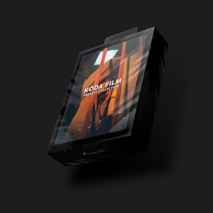 Peut inclure: Boîte noire avec un couvercle en plastique transparent, montrant une photo d'une personne tenant une guitare. La boîte porte le texte "KODA FILM PRESETS COLLECTION".