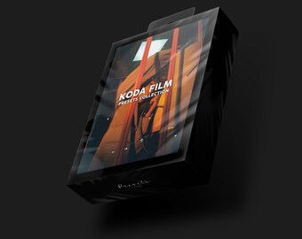 Puede incluir: Caja negra con una cubierta de plástico transparente, que muestra una foto de una persona sosteniendo una guitarra. La caja tiene el texto "KODA FILM PRESETS COLLECTION".
