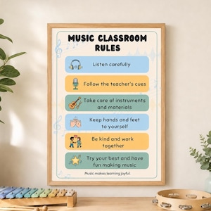 Könnte beinhalten: Ein gerahmtes Poster mit dem Titel Music Classroom Rules mit sechs Textzeilen und Symbolen: Listen carefully, Follow the teacher's cues, Take care of instruments and materials, Keep hands and feet to yourself, Be kind and work together, Try your best.