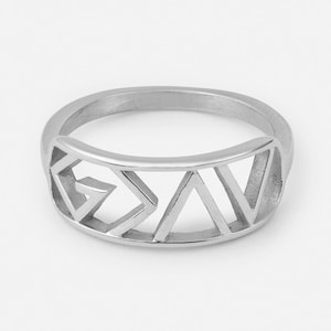 Puede incluir: Un anillo de plata con un diseño recortado de la palabra "Dios" en una fuente geométrica.