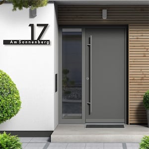 Könnte beinhalten: Ein modernes Haus mit einer grauen Haustür und einem schwarzen Hausnummernschild mit der Aufschrift "17 Am Sonnenberg".