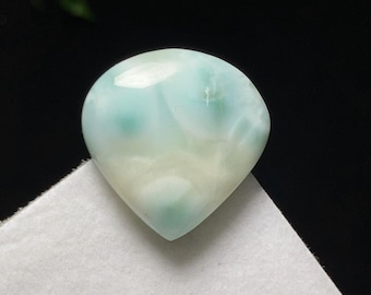 Wunderschöner blauer Larimar Cabochon, seine Schönheit, Rarität, Karibischer Edelstein Loser Edelstein zur Herstellung von Schmuck 25 x 24 x 7 mm, 33.7ct.