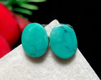 Cabujones de turquesa Hubei con diseño de telaraña, par a juego. La gema muestra la belleza natural de la piedra. 10 x 7 x 2 mm, 3,3 ct. Gema suelta.