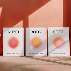 Puede incluir: Tres impresiones rectangulares blancas con círculos degradados de colores y texto. Las impresiones dicen "MIND OPEN YOUR MIND", "BODY NOURISH YOUR BODY" y "SOUL FEED YOUR SOUL".