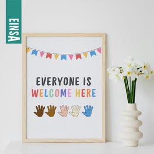 Könnte beinhalten: Ein gerahmter Druck mit dem Text "Everyone is Welcome Here" in Regenbogenfarben. Der Druck zeigt auch eine Girlande aus bunten Flaggen und fünf mehrfarbige Handabdrücke.