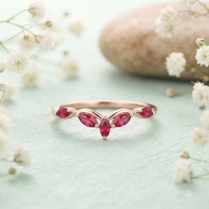 Alianza de boda de rubí marquesa natural en oro rosa, anillo apilable de rubí curvado, anillo único en forma de V con diseño de chevrón, realzador nupcial vintage, piedra de nacimiento de julio.