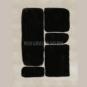 Pu&ograve; includere: Stampa d'arte astratta con cinque forme nere su sfondo beige. Le forme sono disposte in una colonna verticale, con la forma pi&ugrave; grande in basso e la pi&ugrave; piccola in alto. Il testo "PLOUGHMAN'S STUDIO" &egrave; visibile al centro della stampa.
