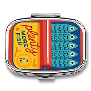 Porta-comprimidos vintage em metal inoxidável com estampa de sardinhas em lata, dividido em compartimentos | Estojo para medicamentos, pequeno recipiente para comprimidos