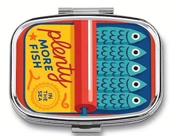 Verzinnte Fisch Sardinen Pillen Vintage Print Pillendose Geteilt Metall Edelstahl Quadratisch Reisedose | Medizin Etui Kleiner Pillenbehälter