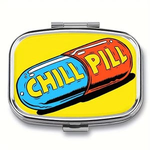 Pastillero de viaje cuadrado de acero inoxidable con división de metal y estampado vintage Chill Pill, estuche pequeño para medicamentos