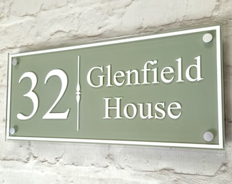 Placas de dirección grandes o letreros con nombre y número de casa