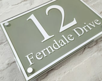 Letreros grandes con números de casa o placas con nombre y dirección, tamaño A4