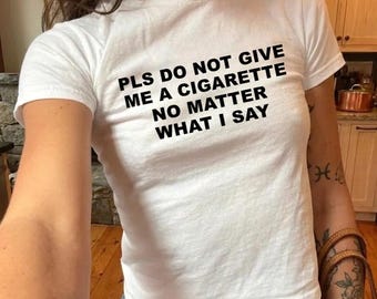 Por favor, no me des un cigarrillo, nena. Camiseta con mensaje sarcástico sobre fumar.