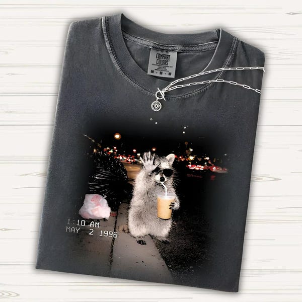 Camiseta de zarigüeya tomando café helado con colores cómodos, divertida camiseta con meme de animales, regalo para amantes del café, divertida camiseta de zarigüeya, regalo para amantes de las zarigüeyas