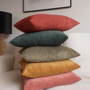 Federa per cuscino boho in velluto a coste fatta a mano. Cuscino a righe. Federa per cuscino lombare in morbido velluto a coste. Cuscino in velluto a coste. Cuscino moderno ed esclusivo.