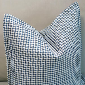 Brown and ivory houndstooth pillow covers. Throw pillow for couch. Modern geometric pillow. Beige cushion cover. Retro houndstooth pillow.