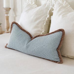 Blått bouclé-kuddfodral med fransar och långt ländryggsmönster. Dekorativ, texturerad soffkudde. Boho sovrumsinredning. Mjukt och elegant tyg. Anpassad storlek.