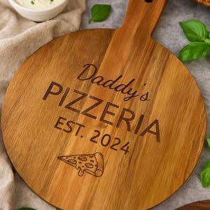 Father’s Day Personalised Pizza Board – Custom Acacia Wood Pizza Paddle – Daddy’s Pizzeria Gift – Engraved Pizza Serving Board for Dad