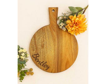 Personalised Acacia Pizza Serving Board – Custom Engraved Paddle with Handle, Rustic Charcuterie Tray, Wedding or Housewarming Gift