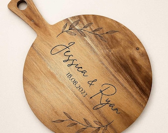 Tabla redonda de madera personalizada con nombres y fecha grabados / Tabla de servir personalizada