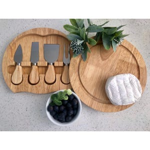 Personalised Cheese Board | 4 Cheese Knives | Round | Wooden | Anniversary | Housewarming | Wedding | Birthday | Gift | Free Engraving