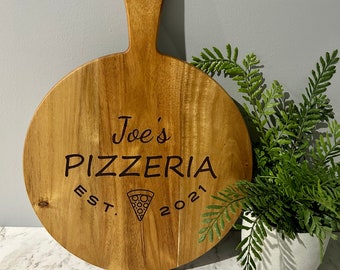 Grande plaque à pizza personnalisée en bois d'acacia | Cadeau personnalisé | Mariage | Fiançailles | Anniversaire