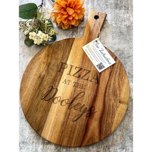 Duża, spersonalizowana deska do pizzy z drewna akacjowego | Prezent na zamówienie | Ślub | Zaręczyny | Urodziny