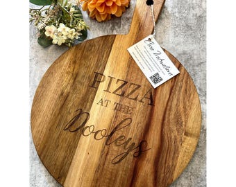 Großes Pizza Tablett Brett aus Akazienholz | Individuelles Geschenk | Hochzeit | Verlobung | Geburtstag