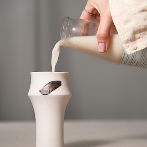 Porzellantasse im japanischen Stil ohne Henkel, Kaffee- / Latte- / Tee- / Weintasse, Bronzemarke auf dem Porzellan, Einweihungsgeschenk