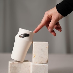 Porzellantasse ohne Henkel im japanischen Stil, Kaffee- / Espresso- / Tee- / Likörtasse, Bronzemarke auf dem Porzellan, Einweihungsgeschenk
