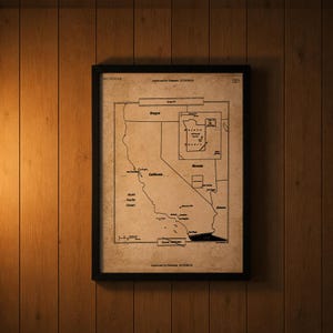 Peut inclure: Une carte imprimée encadrée sur papier vieilli représentant l'ouest des États-Unis, incluant la Californie, le Nevada et l'Oregon. Le document comporte des étiquettes techniques, un encart du désert de Mojave et le texte Area 51 et Secret Topcon.