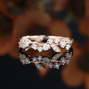 Anillo de boda de moissanita floral, banda de hojas, banda de racimo, banda apilable a juego, anillo de aniversario de promesa vintage único, oro rosa, banda nupcial