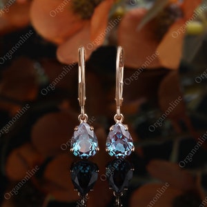 Tropfenförmige Alexandrit Ohrringe. 14K/18K Rosegold Ohrringe. Damenohrringe. Geburtstagsgeschenk. Graduierung Ohrringe. Hochzeitsschmuck.