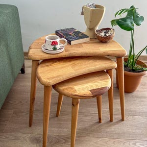 Solid Wood Nesting Coffee Table Set of 3 with Wooden Tapered Legs, Chestnut Wood Side Table, End Table Set, Minimalist Modern, Easy Assembly
