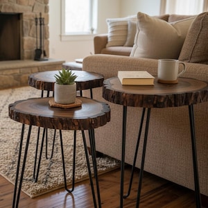 Ensemble de tables basses rustiques en bois massif avec bords en noyer naturel et écorce apparente