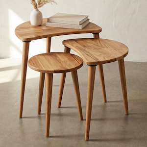 Ensemble de 3 tables gigognes en noyer ou chêne massif, style moderne du milieu du siècle