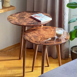 Handgefertigte Walnuss-Maserrunde Satztische, 50cm, 2er oder 3er Set