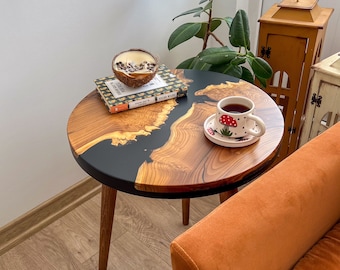20 "runder Live Edge-Beistelltisch aus schwarzem Harz, Oleaster Holz, kleiner Couchtisch, Beistelltisch mit konischen Holzbeinen, matte Oberfläche