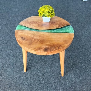 Mesa auxiliar y mesa de centro redonda de nogal epoxi de 20", río de resina epoxi de borde vivo, patas de madera cónicas - hecha a mano con color de resina personalizable