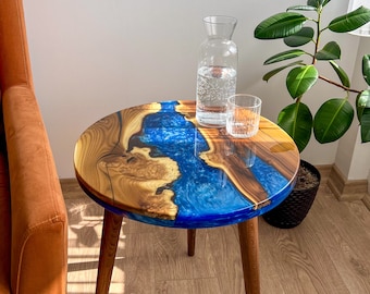 20 "runder Blue River Holzkaffeetisch aus wildem Olivenholz mit Live-Edge, Beistelltisch mit konischen Holzbeinen, moderner Harz-Beistelltisch