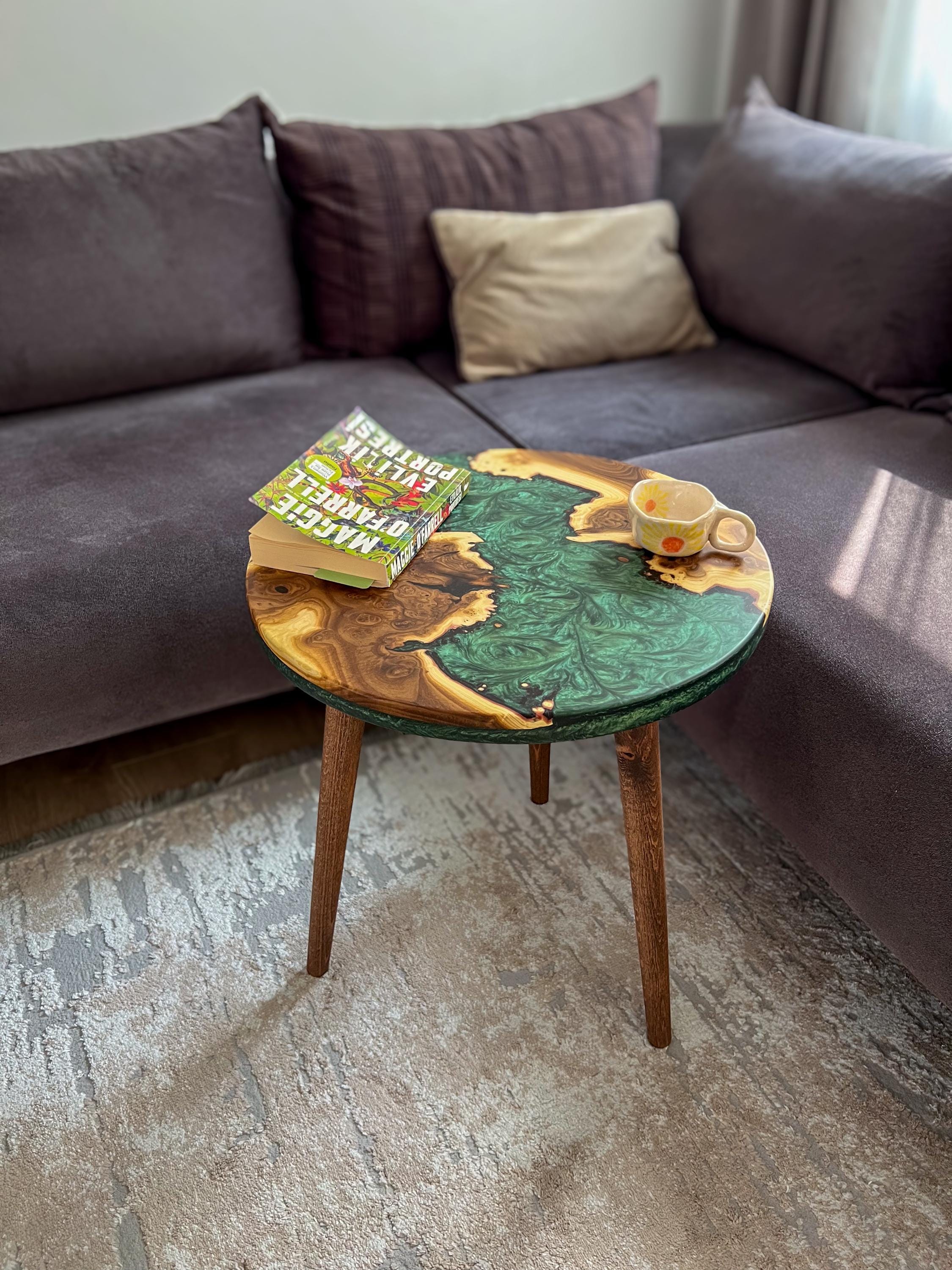 20 "runder Live Edge Harz-Beistelltisch aus wildem Olivenholz, kleiner Couchtisch, Beistelltisch mit konischen Holzbeinen, matte Oberfläche
