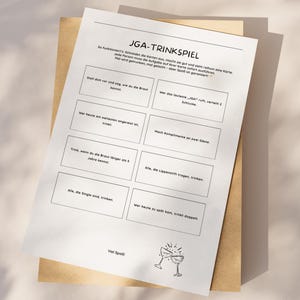 Könnte beinhalten: Ein weißes Blatt Papier mit dem deutschen Text "JGA-TRINKSPIEL" und einem braunen Papierrücken. Das Blatt hat Kästchen mit Anweisungen und eine Zeichnung von zwei Sektgläsern. Das Papier ist abgewinkelt.