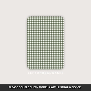 Op de afbeelding: Een rechthoekige hoes met afgeronde hoeken, met een groen en wit ruitpatroon. De tekst "LEFTONREADCASES" is in het wit onderaan afgedrukt. De tekst "PLEASE DOUBLE CHECK MODEL # WITH LISTING & DEVICE" is onderaan afgedrukt.